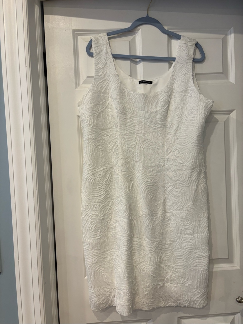Natori White Textured Scoop Neck Sleeveless Sheath Dress